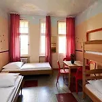 Three Little Pigs - Your Castle Albergue *