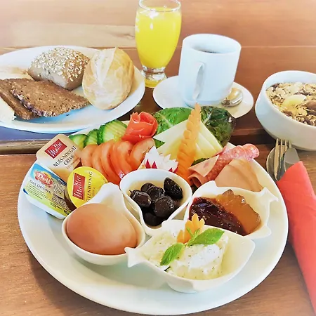 Three Little Pigs - Your Castle Hostel *