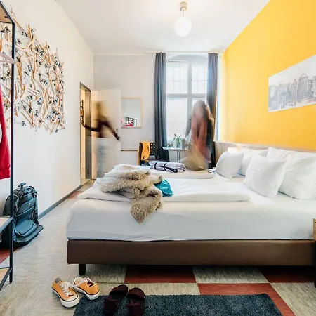 Three Little Pigs - Your Castle * Berlín