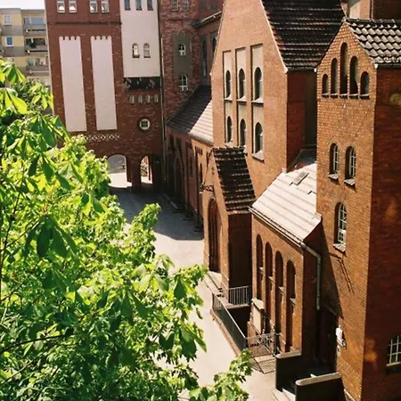 Three Little Pigs - Your Castle Hostel *