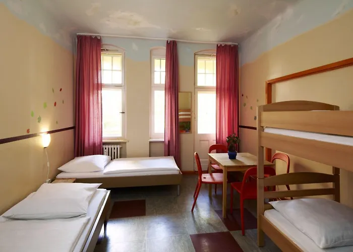 Hostal Three Little Pigs - Your Castle *