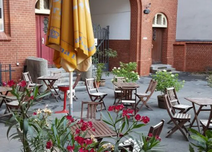 Hostal Three Little Pigs - Your Castle *