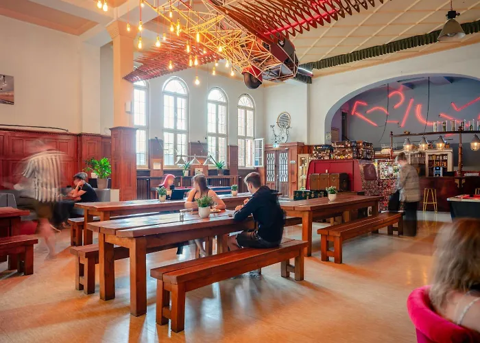 بيت شباب Three Little Pigs - Your Castle