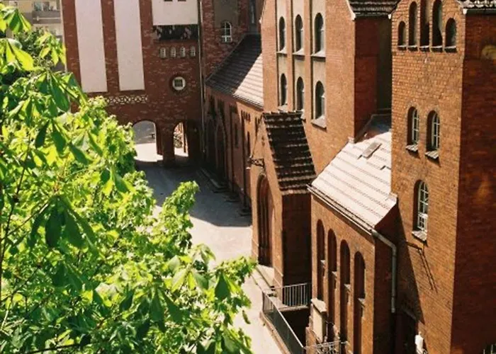 Three Little Pigs - Your Castle Hostel *