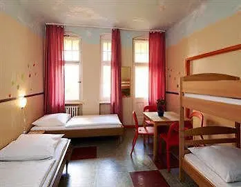 Three Little Pigs - Your Castle Hostel *