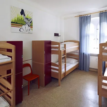 Three Little Pigs - Your Castle Albergue *