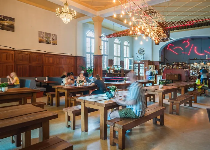 Three Little Pigs - Your Castle Hostel *